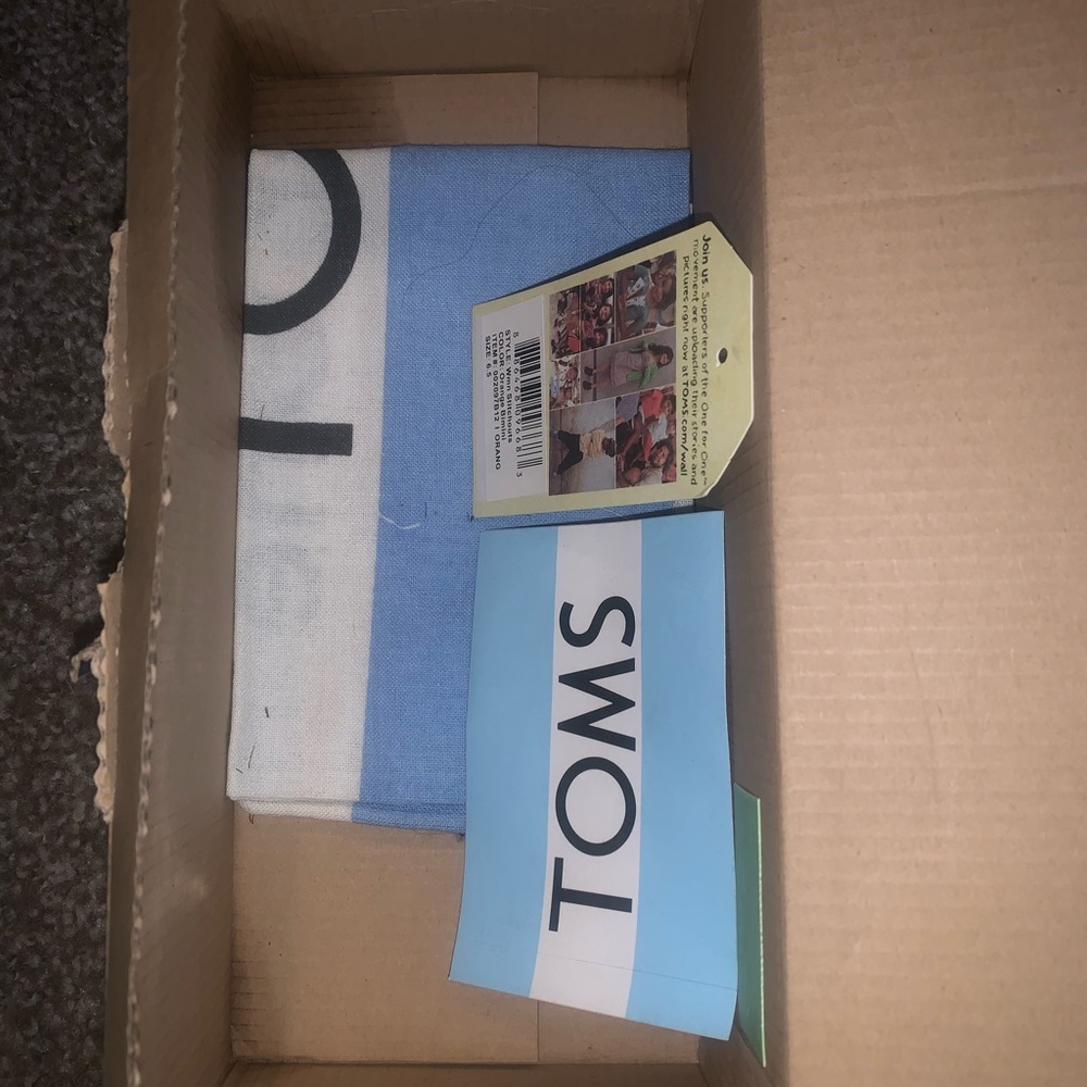 TOMS - Picture 3 of 6
